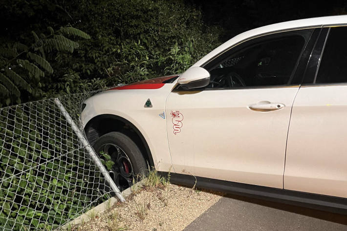 Der Mann blieb mit seinem Auto in einem Zaun stecken.