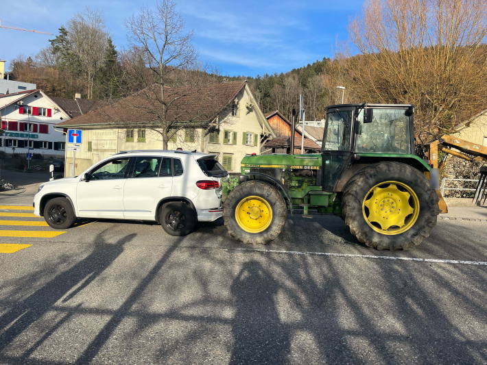 Traktor prallt in Auto – eine Person unbestimmt verletzt