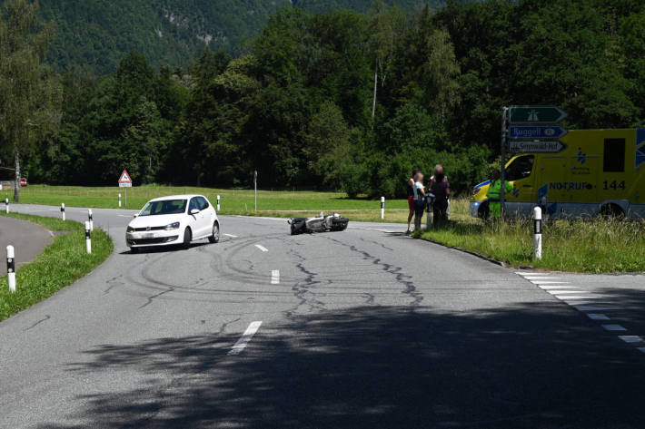 Kollision zwischen Auto und Motorrad bei Salez