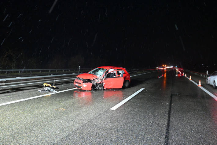 Geisterfahrerin verursacht heftige Frontalkollision auf der A1