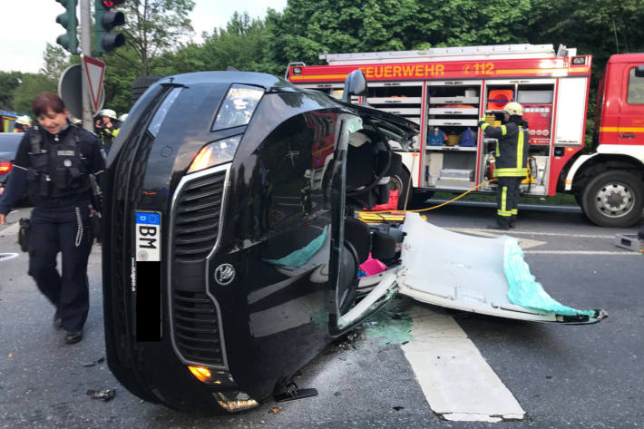 Verkehrsunfall mit einer eingeschlossener Person im umgekippten Fahrzeug