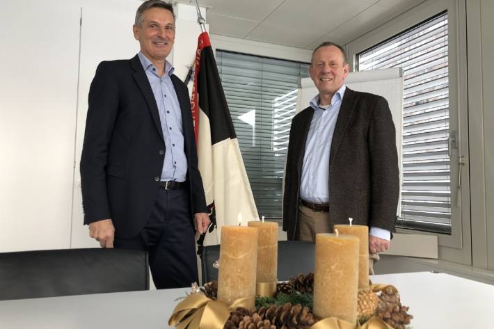 Walter Schlegel und Bruno Zanga bei der Geschäftsübergabe am 29. November 2021 in Chur GR,