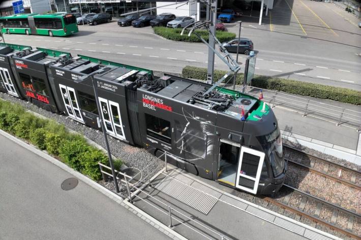 Kollision zwischen Tram und Fussgängerin