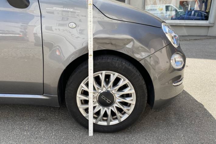 Ein Fiat 500 wurde dabei beschädigt.