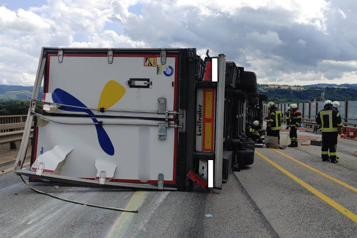 LKW kippt um und blockiert alle Fahrspuren auf der A46a in Trier 