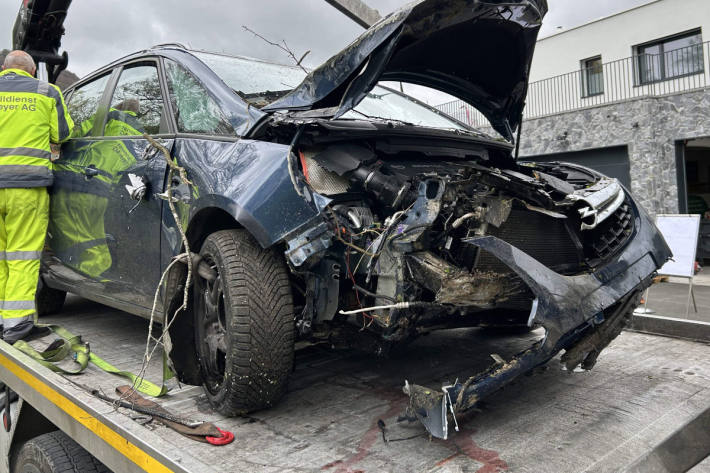 Der Opel musste aus dem Bachbett gehoben werden.