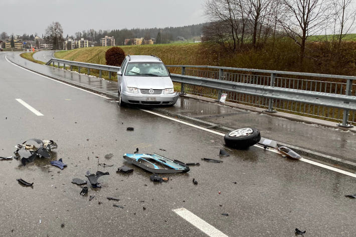 Der 80-jährige Autofahrer musste nach der Kollision ins Spital gebracht werden.