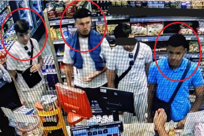 Die vier Personen sollen zwei Männer geschlagen und getreten haben.