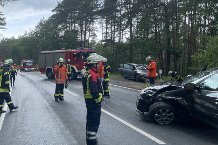 B493 Küsten nach schwerem Verkehrsunfall voll gesperrt