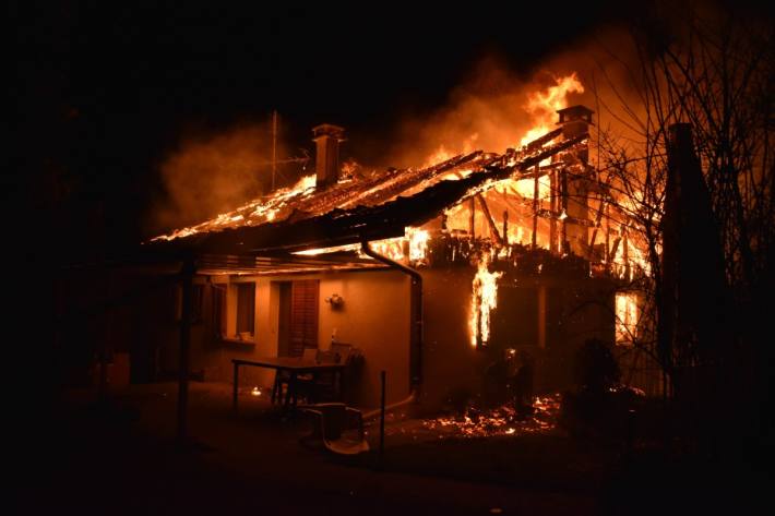 In der Nacht ist in Altishofen LU ein Zweifamilienhaus in Brand geraten.