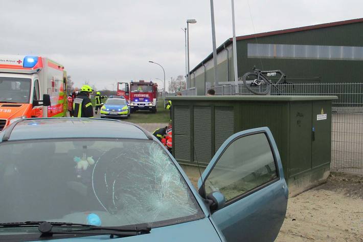 Fahrrad landete durch die Wucht des Aufpralls auf einem Stromkasten am Zaun eines dortigen Gewerbebetriebes
