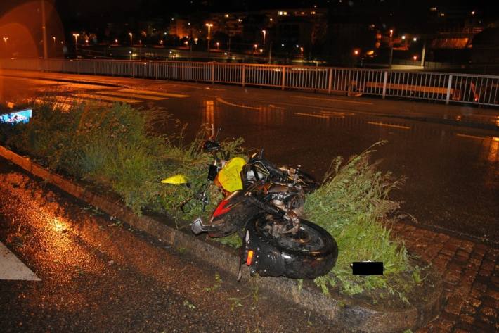 In Schaffhausen ist diese Nacht ein Lernfahrer mit dem Töff verunfallt.