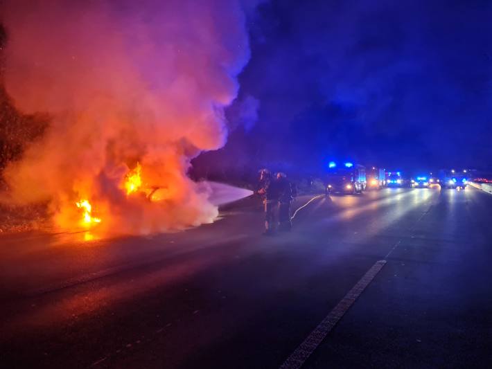 PKW Brand auf der A40 in Bochum