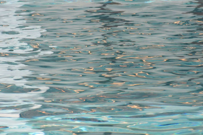 Der Bub wurde in Pettenbach umgehend von seiner Mutter und weiteren Passanten aus dem Wasser geholt und reanimiert (Symbolbild)