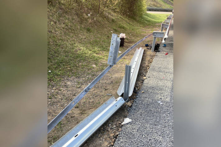 Unbekannte schrauben Leitplanken auf der A63 ab