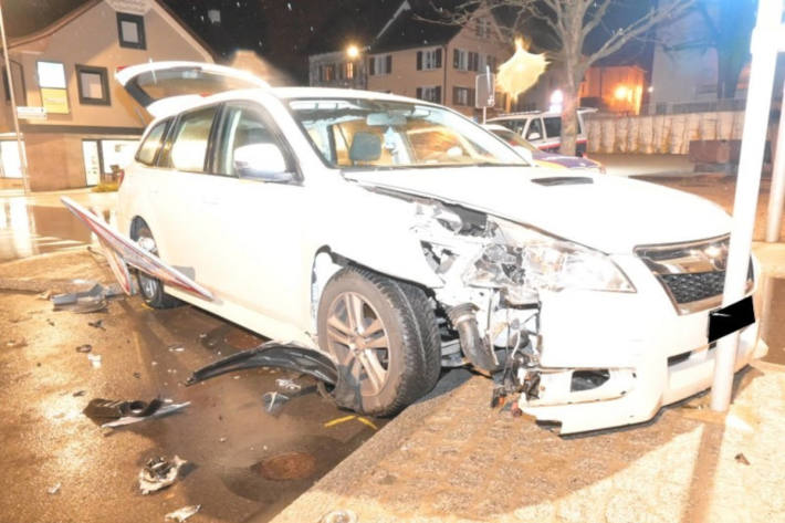 Betrunken in Verkehrsschild gekracht