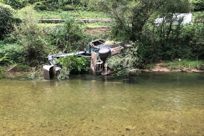 In Bärschwil SO ist ein Bagger verunfallt.