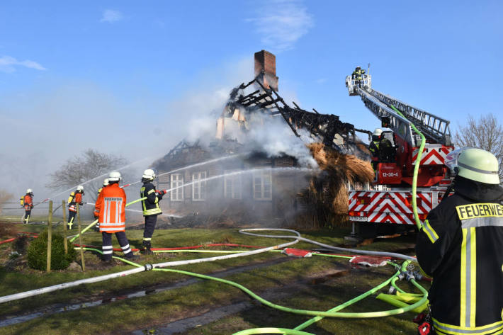 Brand eines reetgedeckten Fachwerkhauses