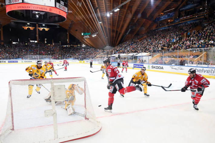 Team Canada kämpft gegen Kalpa Kuopio um den Sieg im 92. Spengler Cup.