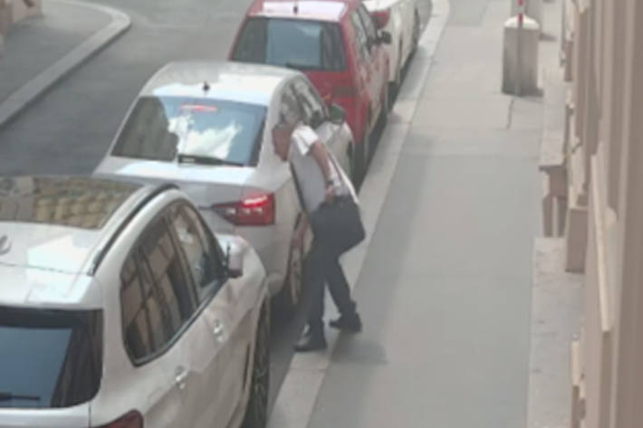 Der Mann zerstach die Reifen des Opfers.