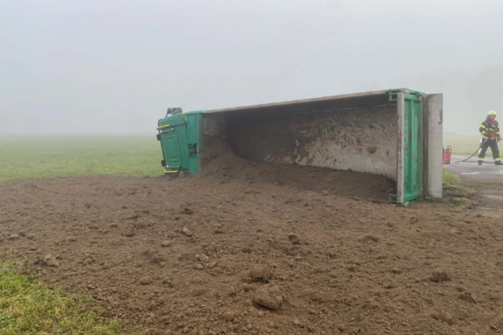 Im angrenzenden Wiesland zur Seite gekippt