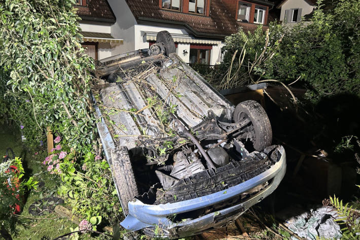 Das Fahrzeug kollidierte mit einem Gartenhäuschen und kam auf dem Dach liegend in einem Vorgarten zum Stillstand