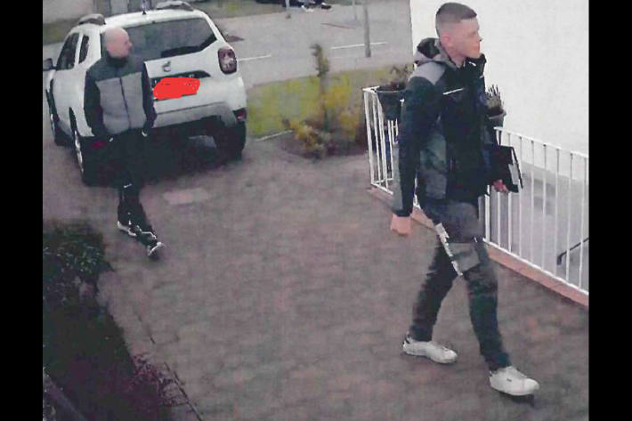 Die Männer gaben sich als Dachdecker aus.