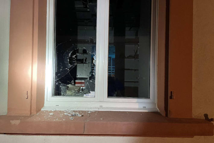 Der Minderjährige versuchte durch ein Fenster in das Haus einzubrechen.