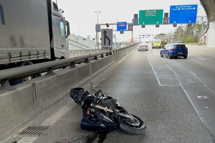 Motorradfahrer verunfallt auf der A2 bei Basel.