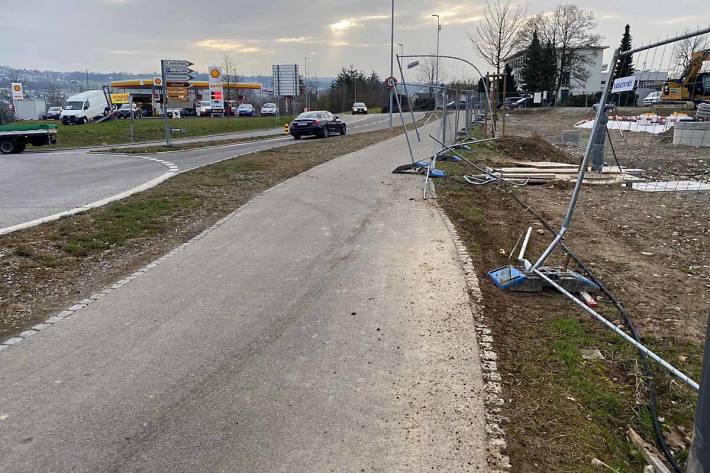 Ein Automobilist rammte zwischen Wohlen und Bremgarten mehrere Pfosten und prallte dann noch gegen einen Baustellenzaun