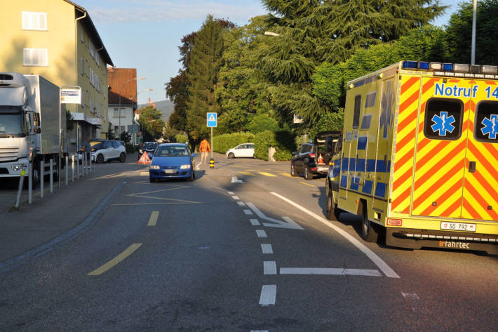  Jugendliche wird beim Überqueren der Strasse von Auto erfasst