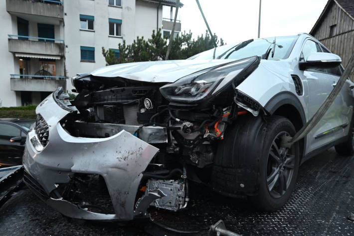 Eine 54-jährige Frau wurde beim Unfall verletzt.