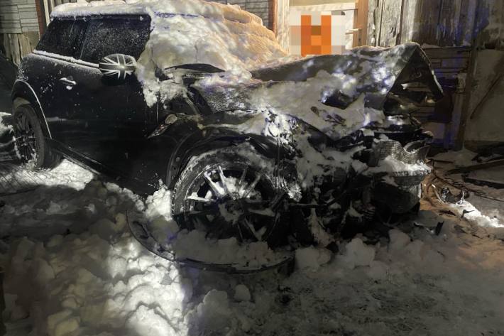 Sprockhövel – Der vor dem Gebäude parkierte Mini wurde komplett zerstört