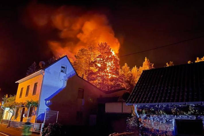 Dachstuhl eines Zweifamilienhauses in Rheinbreitbach in Flammen aufgegangen