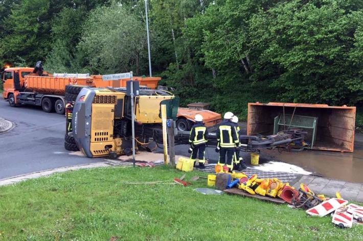 Der Fahrer kam mit dem Schrecken davon und konnte die Baumaschine unverletzt verlassen