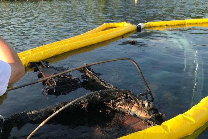 Die Feuerwehr musste eine Ölsperre einrichten.