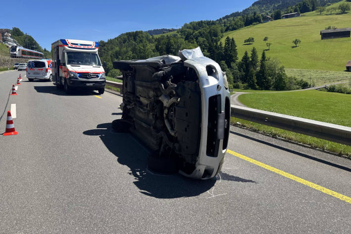 Das Auto der 19-Jährigen kippte nach der Kollision auf die Seite.