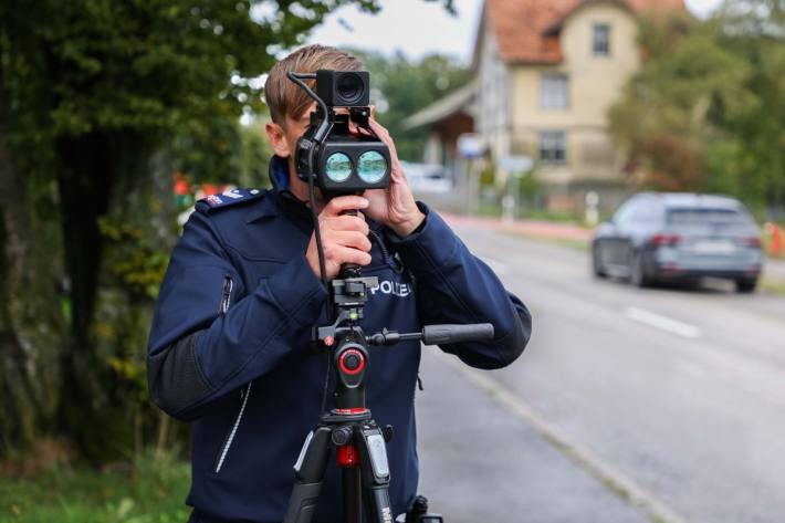 Junger Raser in Goldach SG aus Verkehr genommen. (Symbolbild)