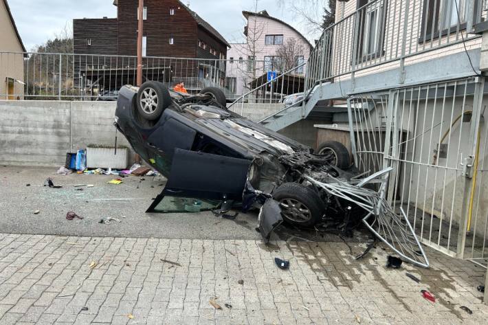 Der VW kam an der Treppe eines Restaurants zum Stillstand.