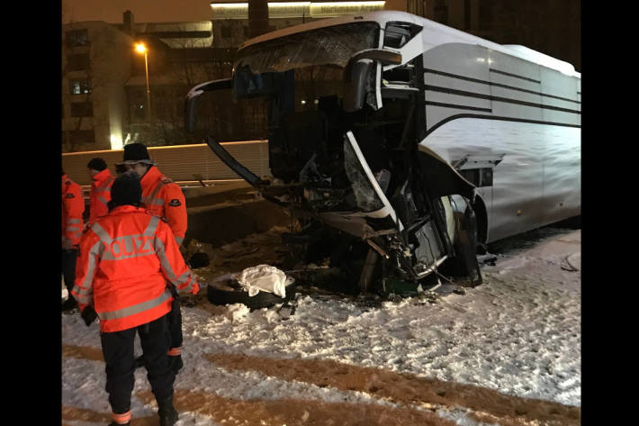 Der Reisebus kollidierte mit einer Mauer auf der Sihlhochstrasse.