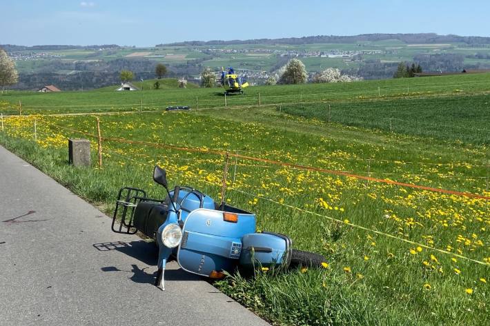 In Niederwil AG ist der Lenker mit der Vespa schwer verunglückt.