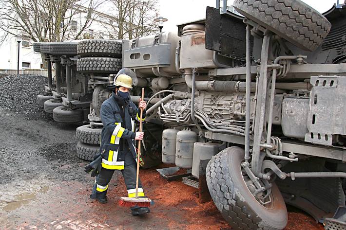 Essen – Lkw kippt beim Entladen