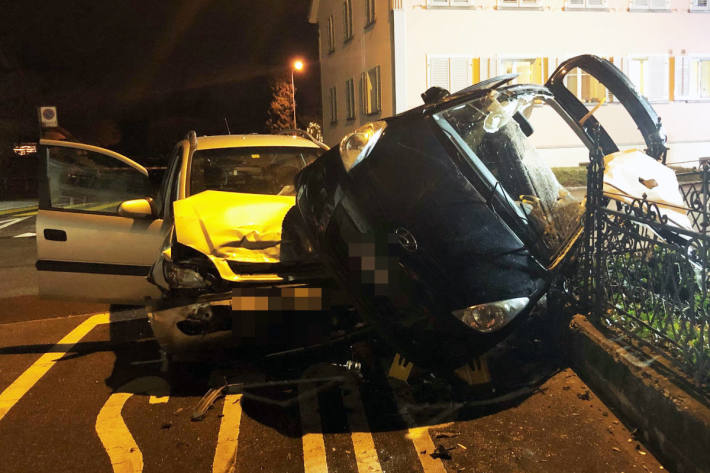 Beim Unfall wurde eine Autofahrerin schwer verletzt.