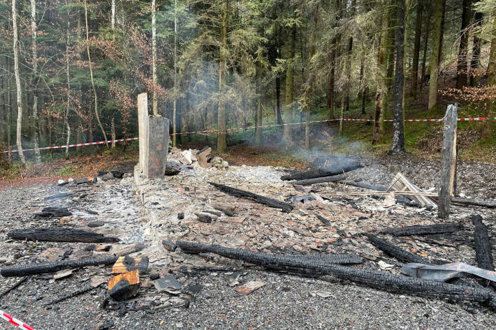 Korporationshütte niedergebrannt in Aesch