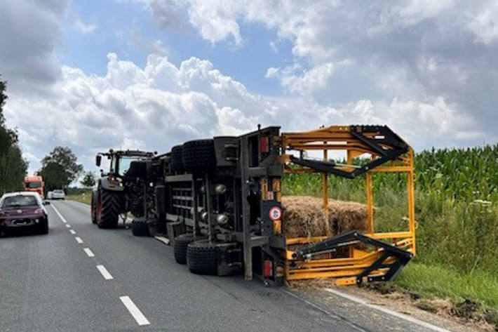 Der Traktor blieb stehen, aber das Gespann mit Heu kippte um.