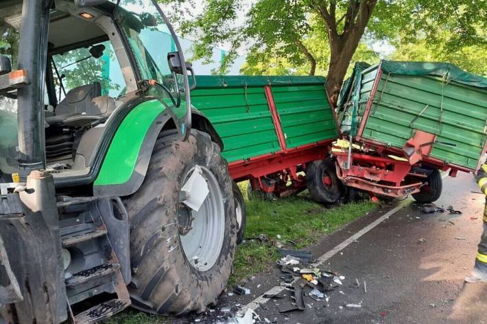 Auch der Fahrer des Traktorgespanns wurde verletzt
