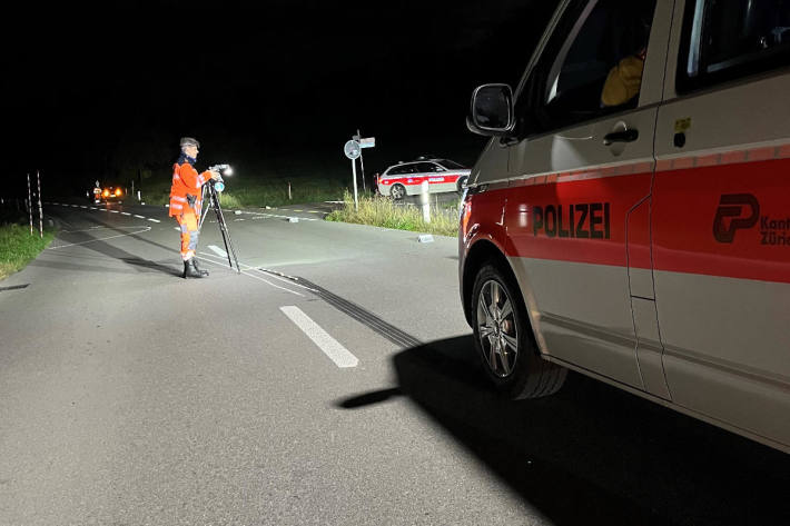 Der Unfallort wird durch Mitarbeitende der Kantonspolizei Zürich bildlich dokumentiert.