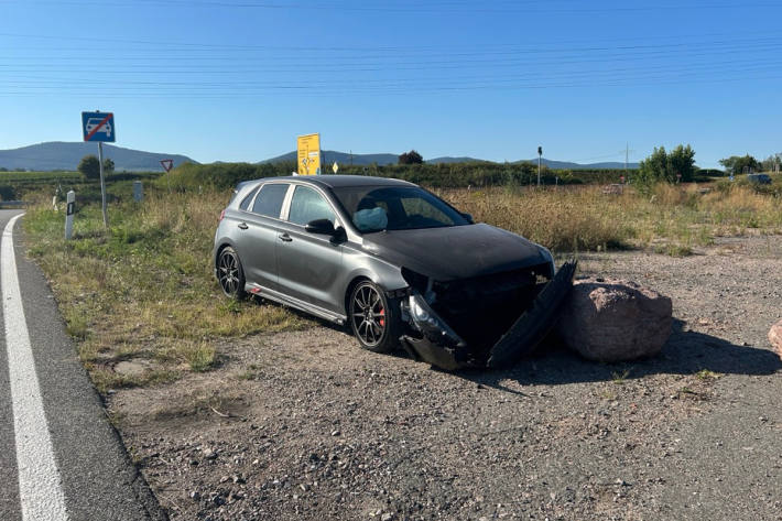 In einer Kurve verlor der Fahrer die Kontrolle.