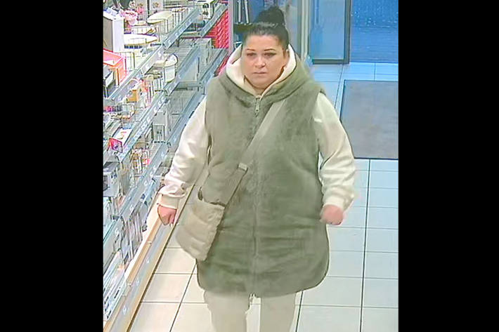 Diese Frau wird wegen Diebstahls gesucht.