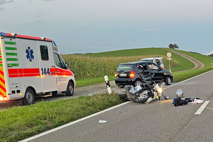 Der Rollerfahrer wurde bei der Kollision mittelschwer verletzt.